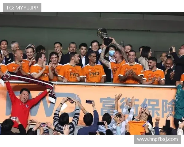 足球明星场上冲突引发热议握手不成竟演变为激烈打斗