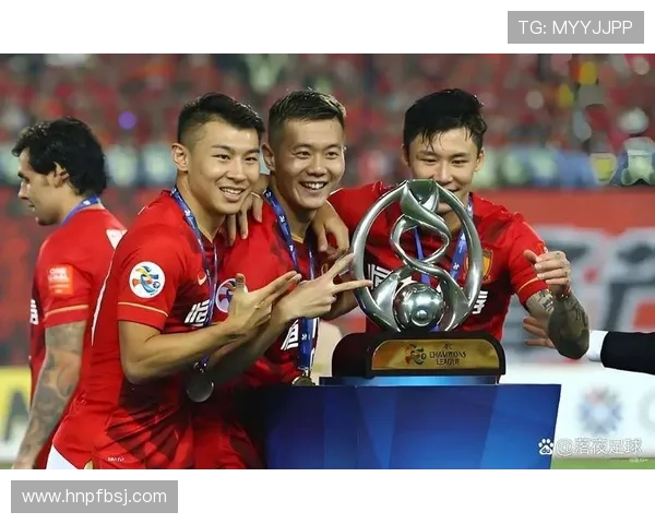 足球明星同框瞬间珍藏集锦展现绿茵场上的友谊与荣耀